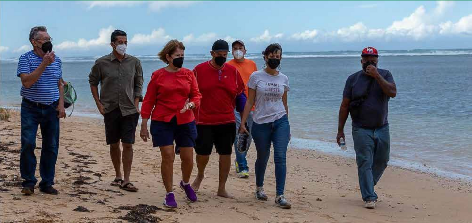 María de Lourdes Santiago recorre el área de la propuesta reserva natural junto a vecinos del lugar.