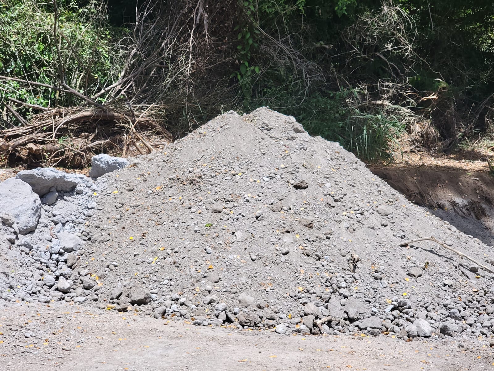 Comunidad Ranchos Guayama en Salinas denuncia movimiento ilegal de cenizas de carbón