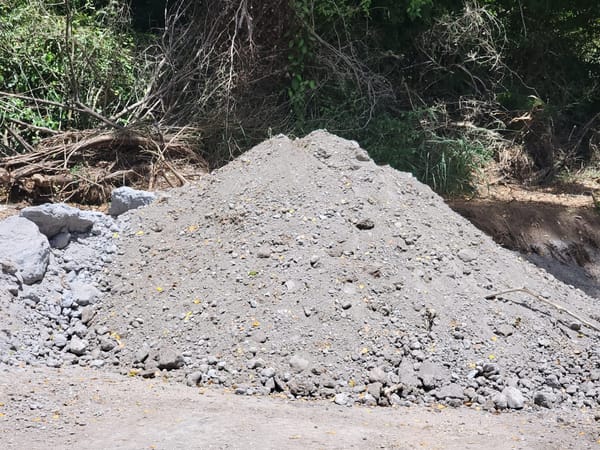 Comunidad Ranchos Guayama en Salinas denuncia movimiento ilegal de cenizas de carbón